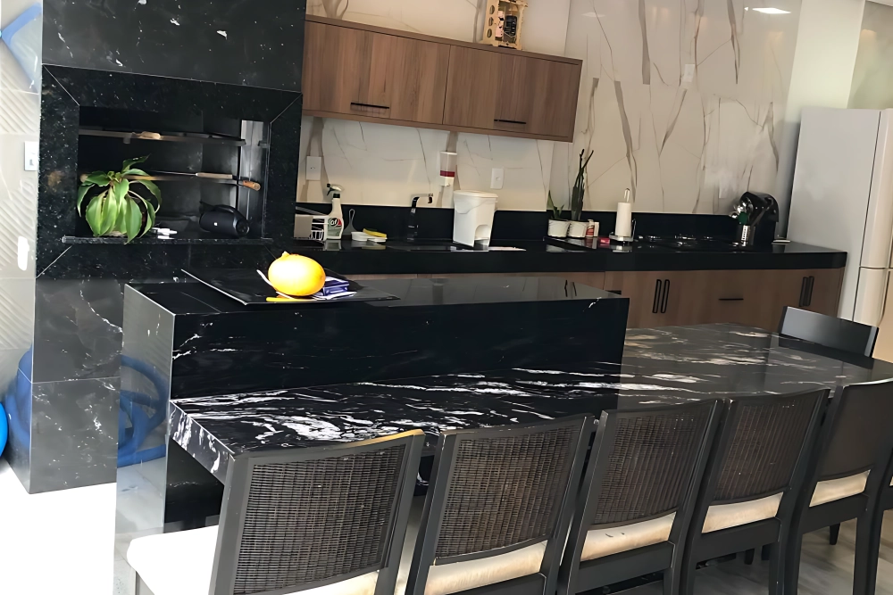 HOME Área gourmet bancada ilha, pia e cooktop.material utilizado granito preto via láctea e granit