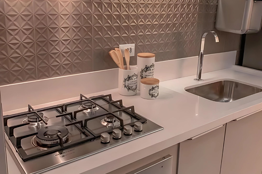 HOME cozinha clean, bancada no branco.