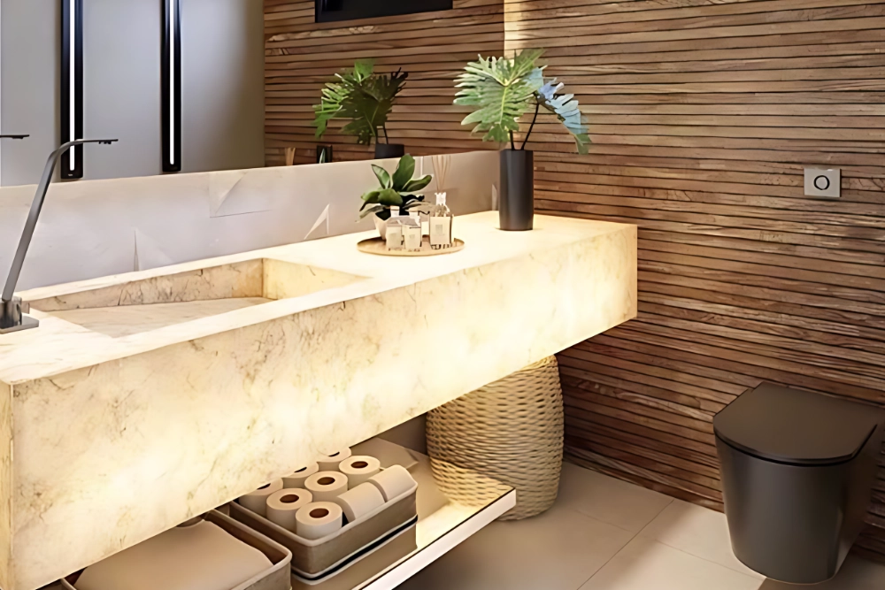 lavabo maravilhoso com revestimento amadeirado, cuba esculpida em Ônix iluminado e detalhes em preto.